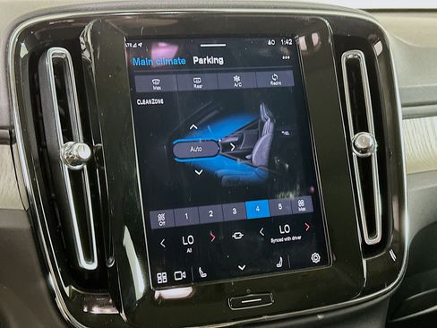 Used 2025 Volvo XC40 B5 Plus image 24