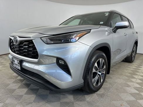 Used 2023 Toyota Highlander XLE AWD/4WD image 3