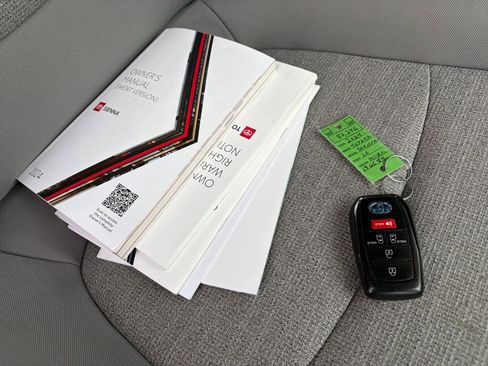 Used 2024 Toyota Sienna LE image 30