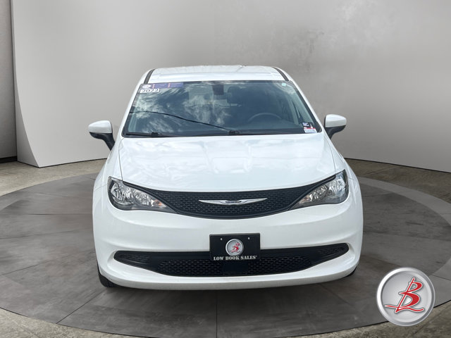 Used 2022 Chrysler Voyager LX FWD image 2