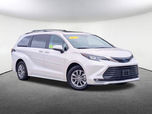 Used 2024 Toyota Sienna XLE w/ XLE Plus Package AWD/4WD image 2