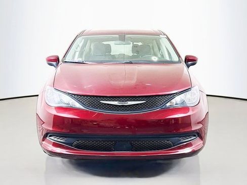 Used 2022 Chrysler Voyager LX FWD image 2
