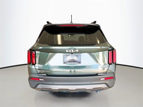 Used 2023 Kia Sorento LX image 4