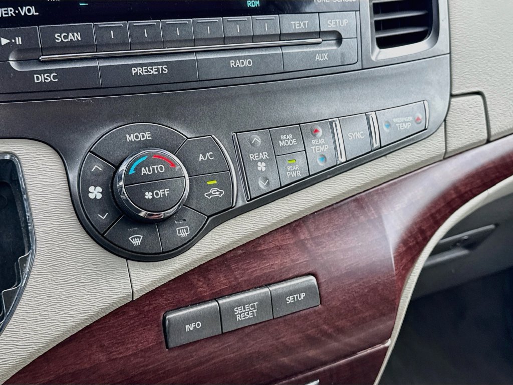 Used 2013 Toyota Sienna XLE FWD image 20