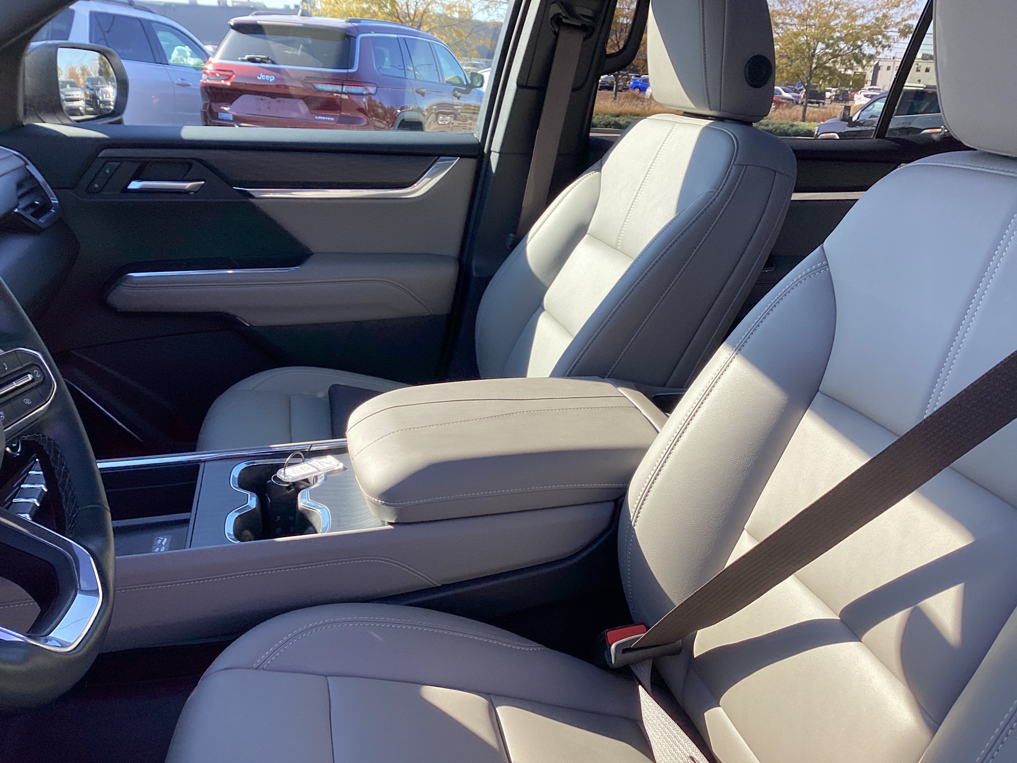 Used 2026 GMC Acadia Elevation w/ Elevation Premium Package FWD image 12