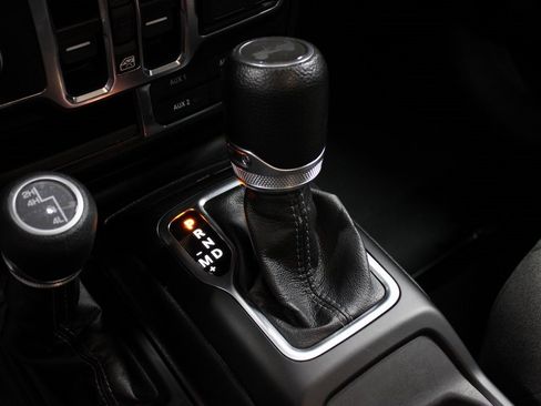 Used 2024 Jeep Wrangler Sahara image 34