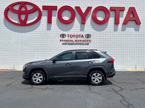 Used 2021 Toyota RAV4 LE FWD image 4