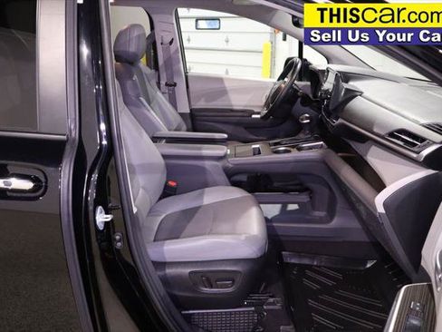 Used 2023 Toyota Sienna XLE FWD image 34