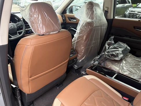 New 2026 Nissan Pathfinder Platinum w/ Accent Package FWD image 22