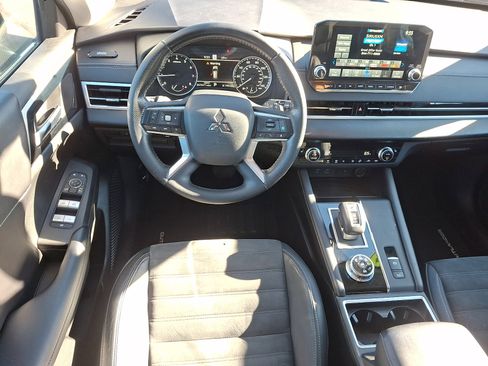 Used 2022 Mitsubishi Outlander SE image 12