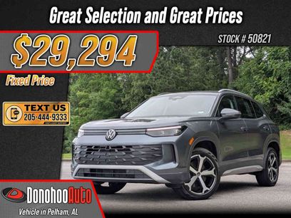 Used 2025 Volkswagen Tiguan SE w/ Panoramic Sunroof Package