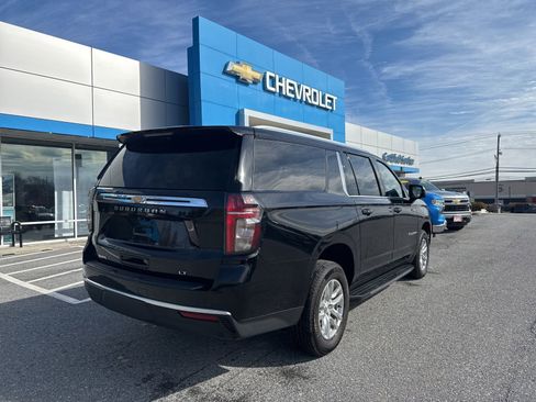 Used 2022 Chevrolet Suburban LT w/ Luxury Package image 5