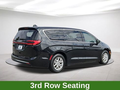Used 2023 Chrysler Pacifica Touring-L FWD image 7