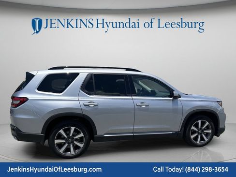 Used 2023 Honda Pilot Touring image 4