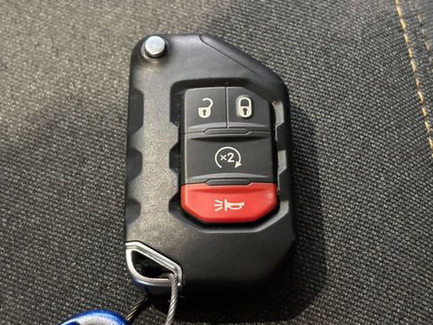 Used 2025 Jeep Wrangler Unlimited Sahara AWD/4WD image 24