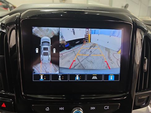 Used 2023 Chevrolet Traverse LT w/ Rear Camera Mirror Package image 24