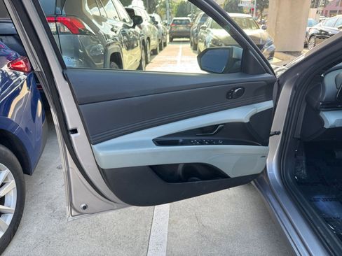 Used 2025 Hyundai Elantra Limited image 18