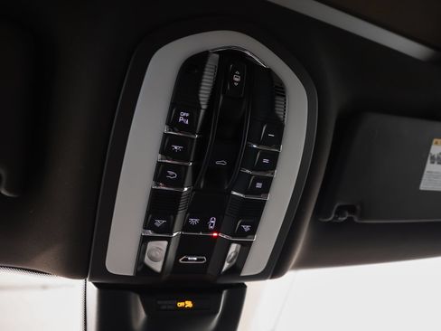 Certified 2019 Porsche Macan AWD/4WD image 33