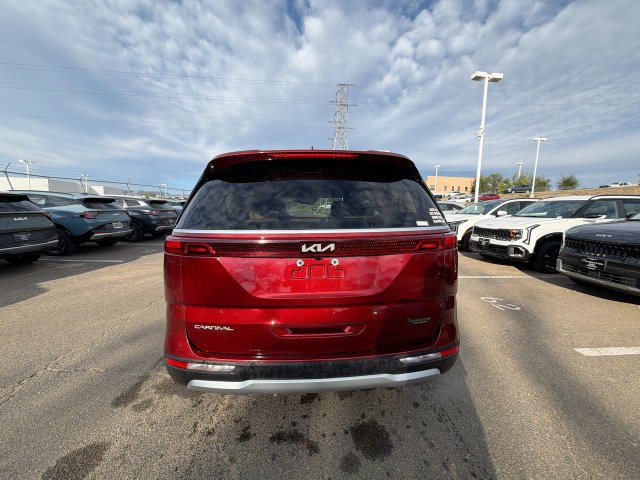 Used 2023 Kia Carnival EX FWD image 4
