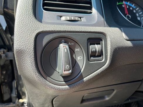 Used 2016 Volkswagen e-Golf SE w/ DC Fast Charging Package FWD image 17