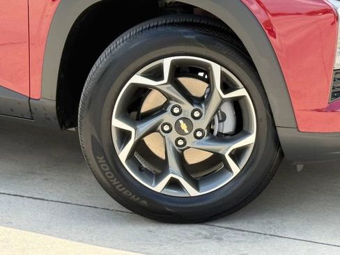 Used 2025 Chevrolet Trax LT w/ LT Convenience Package FWD image 2