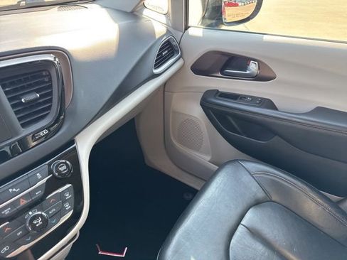 Used 2017 Chrysler Pacifica Touring-L FWD image 21
