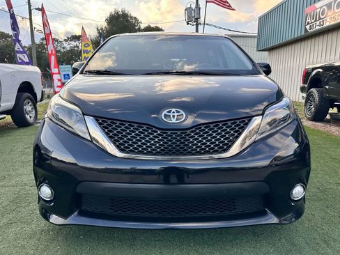 Used 2017 Toyota Sienna SE image 3