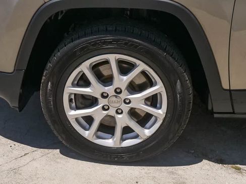 Used 2016 Jeep Cherokee Sport FWD image 5