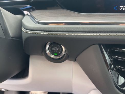 New 2025 Chevrolet Suburban Premier image 32