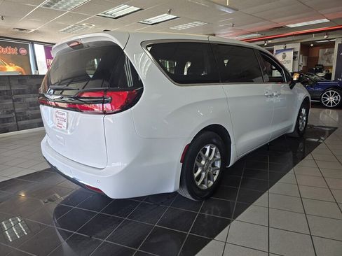 Used 2025 Chrysler Pacifica Select FWD image 5