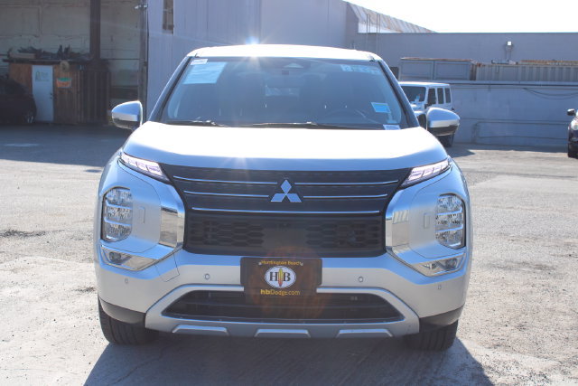 Used 2024 Mitsubishi Outlander SE AWD/4WD image 2