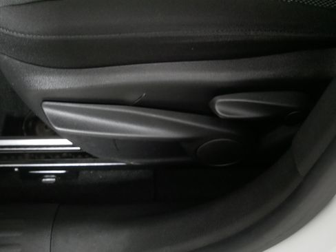 Used 2015 Jeep Renegade Latitude w/ Cold Weather Group II image 20