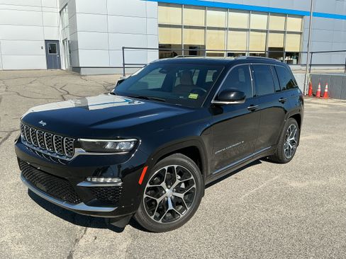 Used 2024 Jeep Grand Cherokee Summit AWD/4WD image 4