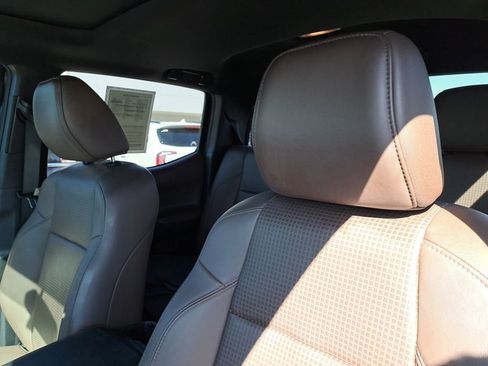 Used 2016 Toyota Tacoma Limited image 15