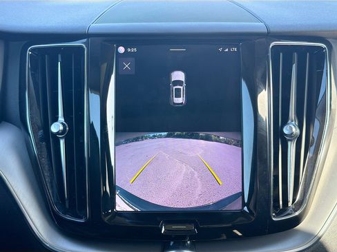 Used 2022 Volvo XC60 B5 Momentum image 32