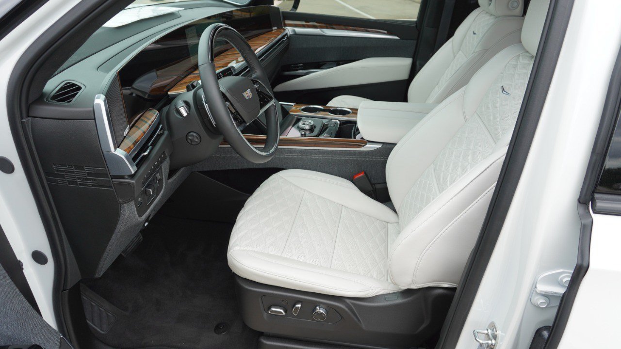 Used 2025 Cadillac Escalade Sport Platinum AWD/4WD image 13
