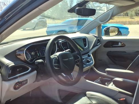 Used 2023 Chrysler Pacifica Limited w/ Uconnect Theater Family Group image 6