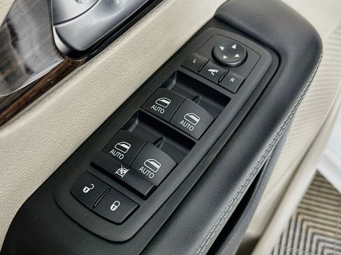 Used 2024 Chrysler Pacifica Limited FWD image 18