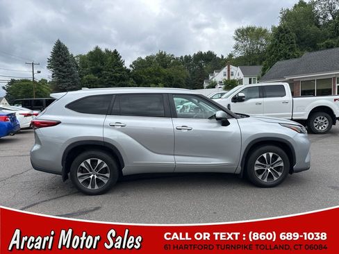 Used 2023 Toyota Highlander XLE AWD/4WD image 6