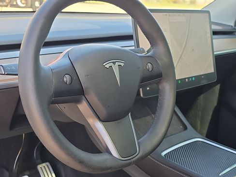 Used 2022 Tesla Model Y Performance image 14