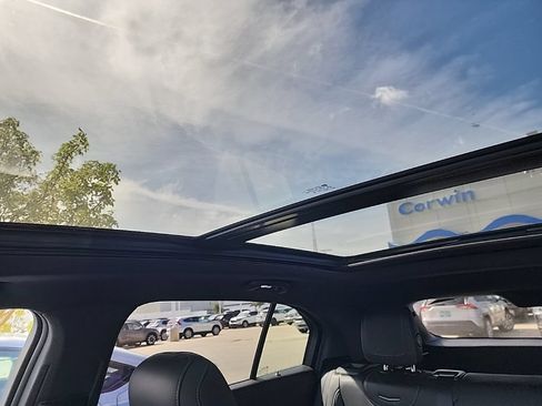 Used 2023 Cadillac XT4 Luxury w/ Cold Weather Package AWD/4WD image 17