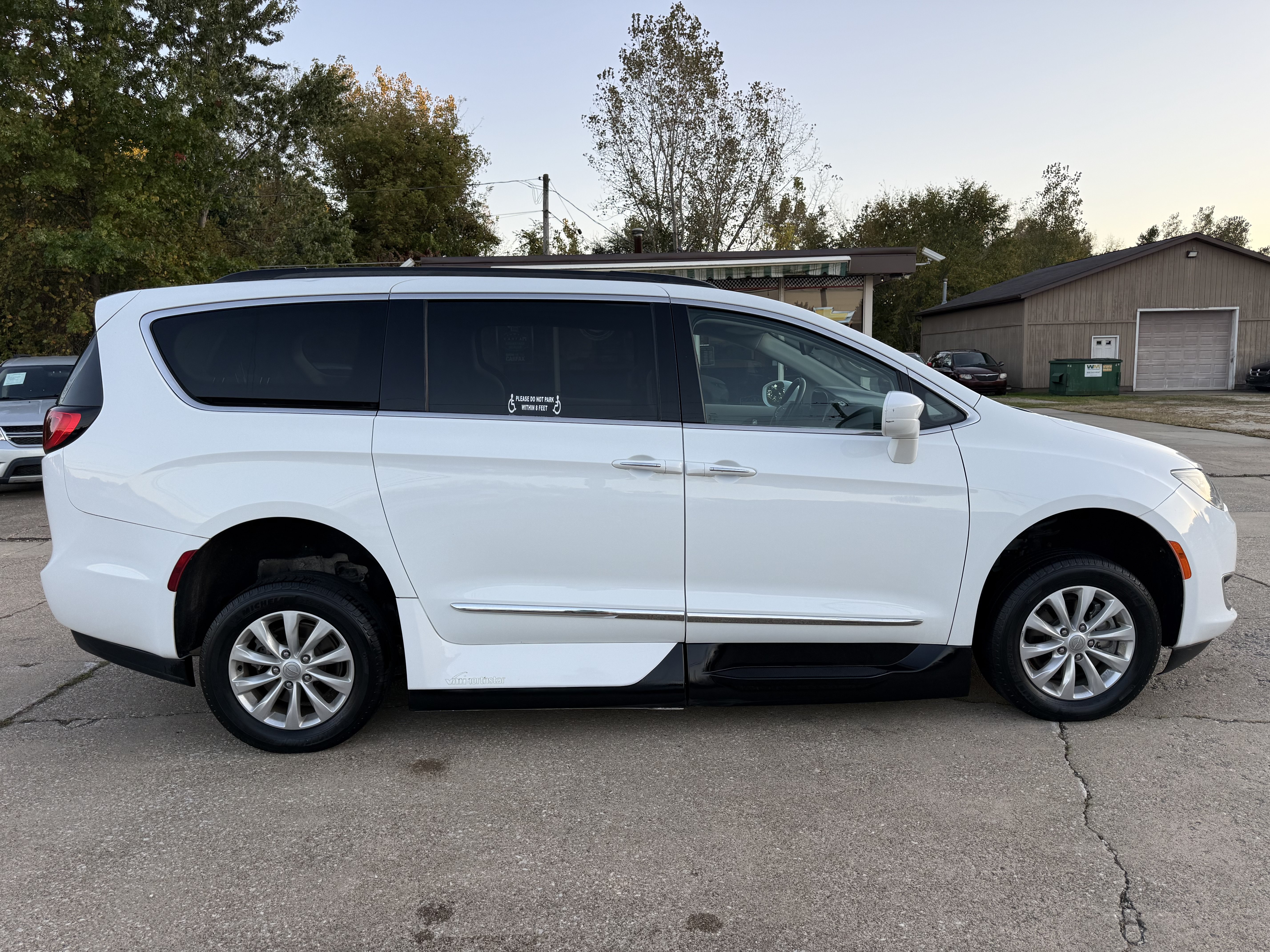 Used 2017 Chrysler Pacifica Touring-L FWD image 7