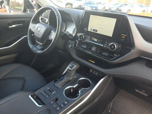 Used 2024 Toyota Highlander XLE image 15