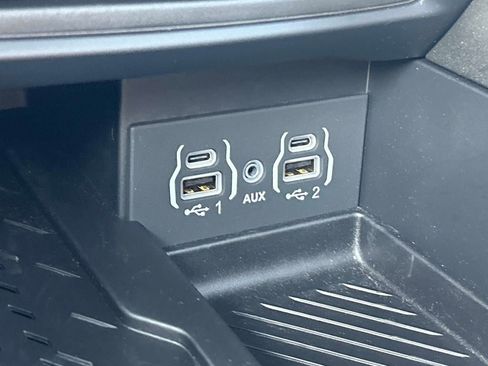 Used 2025 Chrysler Pacifica Limited FWD image 33