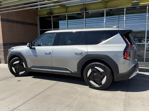 Used 2024 Kia EV9 Light Long Range RWD image 5
