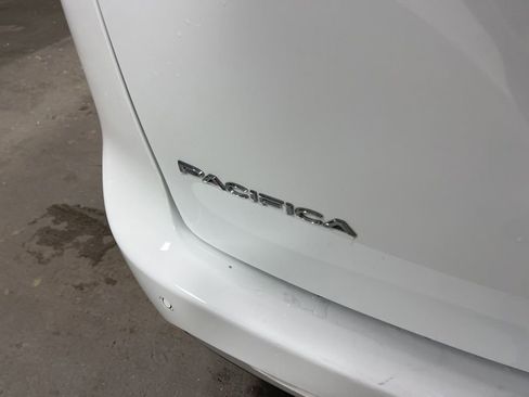 Used 2025 Chrysler Pacifica Select image 13