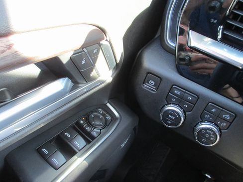 New 2026 GMC Sierra 2500 SLT w/ SLT Premium Package image 18