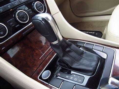 Used 2013 Volkswagen Passat 2.5 SEL Premium image 17