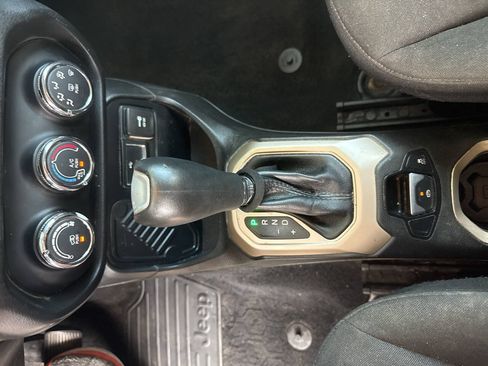Used 2016 Jeep Renegade Latitude FWD image 17