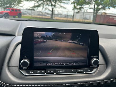 Used 2025 Nissan Rogue SV FWD image 13